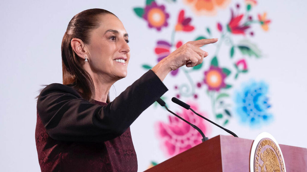 Luego de lamentar que se haya dado una ruptura en el entendimiento entre Estados Unidos y Canadá, en medio de las negociaciones del tratado comercial (T-MEC), la presidenta Claudia sheinbaum Pardo recordó que México, además de la discusión trilateral, sostiene diálogo bilateral con el gobierno de Donald Trump para buscar mejores condiciones para el país. En ese sentido, la mandataria federal señaló que no firmará nada que tenga que ver con afectar la soberanía nacional o derive en un daño a la economía. Explicó, una vez más, que el equipo de funcionarios mexicanos que negocian los aranceles y el tratado comercial, que está encabezado por Marcelo Ebrard Casaubón, secretario de Economía, está buscando que se bajen los aranceles al acero, aluminio y al sector automotriz para tener menor afectación a la economía y porque lo considera injusto. Asimismo, dijo que no quiere que haya nuevos aranceles como los que adelantó el presidente Donald Trump que podría agregar a la lista de los ya impuestos. Dijo que estos dos temas son los que está negociando su gobierno con el estadounidense, pero señaló que todo tiene un límite y el límite para México es la soberanía, la cual no es negociable. “Entonces, estamos platicando con ellos. ¿Cuál es nuestro límite, digamos? Pues la soberanía y aquello que consideramos que no debe ser negociable”, subrayó. Dijo que otro de los temas que se conversa con los vecinos del norte son las llamadas barreras no arancelarias que reclaman que ha incurrido México como el tema de patentes en medicamentos, algunos de propiedad intelectual, la piratería, entre otras, las cuales se atienden siempre y cuando no atenten o se busque que se ceda en la soberanía. “¿Qué esperamos nosotros? Pues, tener un buen acuerdo para beneficio de las y los mexicanos y que sea benéfico para la relación y también, pues ojalá se llegue a un acuerdo con Canadá, porque creo que nos ayuda a los tres países. Pero en este momento estamos platicando directamente México-Estados Unidos, y ahí esperamos tener un buen acuerdo, particularmente sobre estos 54 temas que han puesto sobre la mesa, que ya la mayoría realmente están resueltos, pero todavía quedan algunos que a ellos les interesa que avancemos conjuntamente más y que estamos viendo. No quisiera mencionarlos. “Lo que sí, que sepa el pueblo de México que no vamos a firmar nada, que tenga que ver con una afectación a nuestra soberanía o alguna afectación a nuestra economía”, sostuvo. Además, la presidenta subrayó que está buscando que haya mejores condiciones comerciales para México sobre los aranceles impuestos.