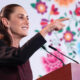 Luego de lamentar que se haya dado una ruptura en el entendimiento entre Estados Unidos y Canadá, en medio de las negociaciones del tratado comercial (T-MEC), la presidenta Claudia sheinbaum Pardo recordó que México, además de la discusión trilateral, sostiene diálogo bilateral con el gobierno de Donald Trump para buscar mejores condiciones para el país. En ese sentido, la mandataria federal señaló que no firmará nada que tenga que ver con afectar la soberanía nacional o derive en un daño a la economía. Explicó, una vez más, que el equipo de funcionarios mexicanos que negocian los aranceles y el tratado comercial, que está encabezado por Marcelo Ebrard Casaubón, secretario de Economía, está buscando que se bajen los aranceles al acero, aluminio y al sector automotriz para tener menor afectación a la economía y porque lo considera injusto. Asimismo, dijo que no quiere que haya nuevos aranceles como los que adelantó el presidente Donald Trump que podría agregar a la lista de los ya impuestos. Dijo que estos dos temas son los que está negociando su gobierno con el estadounidense, pero señaló que todo tiene un límite y el límite para México es la soberanía, la cual no es negociable. “Entonces, estamos platicando con ellos. ¿Cuál es nuestro límite, digamos? Pues la soberanía y aquello que consideramos que no debe ser negociable”, subrayó. Dijo que otro de los temas que se conversa con los vecinos del norte son las llamadas barreras no arancelarias que reclaman que ha incurrido México como el tema de patentes en medicamentos, algunos de propiedad intelectual, la piratería, entre otras, las cuales se atienden siempre y cuando no atenten o se busque que se ceda en la soberanía. “¿Qué esperamos nosotros? Pues, tener un buen acuerdo para beneficio de las y los mexicanos y que sea benéfico para la relación y también, pues ojalá se llegue a un acuerdo con Canadá, porque creo que nos ayuda a los tres países. Pero en este momento estamos platicando directamente México-Estados Unidos, y ahí esperamos tener un buen acuerdo, particularmente sobre estos 54 temas que han puesto sobre la mesa, que ya la mayoría realmente están resueltos, pero todavía quedan algunos que a ellos les interesa que avancemos conjuntamente más y que estamos viendo. No quisiera mencionarlos. “Lo que sí, que sepa el pueblo de México que no vamos a firmar nada, que tenga que ver con una afectación a nuestra soberanía o alguna afectación a nuestra economía”, sostuvo. Además, la presidenta subrayó que está buscando que haya mejores condiciones comerciales para México sobre los aranceles impuestos.