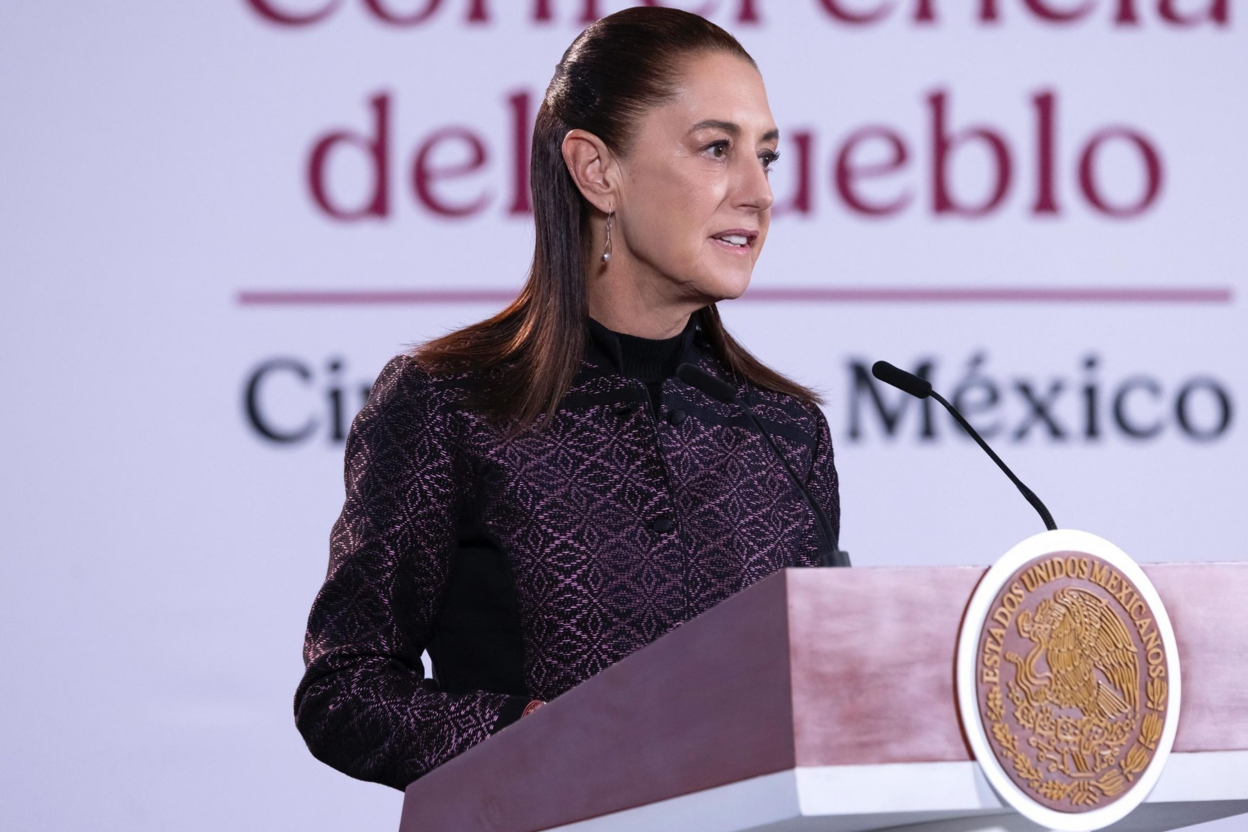 Sheinbaum exige cuentas a Kuri y Johnson por academia en Querétaro